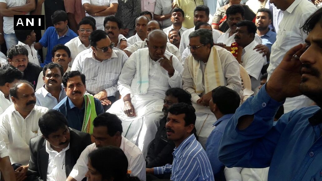 ಉಪವಾಸ ನಿರತ ದೇವೇಗೌಡರನ್ನು ಭೇಟಿ ಮಾಡಿದ ಸಿಎಂ ಸಿದ್ದರಾಮಯ್ಯ